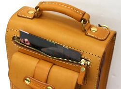 THE HERZ 2way�V�����_�[�o�b�O�@�O�ʃt�@�X�i�[�|�P�b�g
