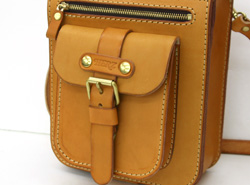 THE HERZ 2way�V�����_�[�o�b�O�@�O�ʃ|�P�b�g