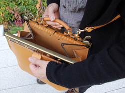 Panto Frame(�p���^�t���[��)�V���[�Y�uGather Shoulder�i�M���U�[�V�����_�[�j�v�@�I�[�v��