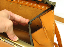 Panto Frame(�p���^�t���[��)�V���[�Y�uGather Shoulder�i�M���U�[�V�����_�[�j�v�@���̎�