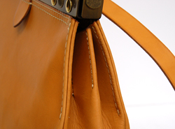 Panto Frame(�p���^�t���[��)�V���[�Y�uGather Shoulder�i�M���U�[�V�����_�[�j�v�@�W���o��