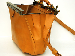Panto Frame(�p���^�t���[��)�V���[�Y�uGather Shoulder�i�M���U�[�V�����_�[�j�v�@�T�C�h