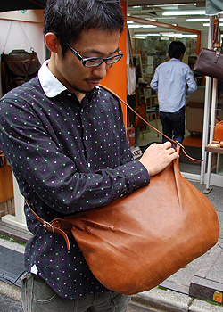 経年変化(エイジング)を楽しむ革鞄「スタッフ使用品:ショルダーバッグ(Organモデル)」 使用状態