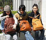 ヘルツ直営限定モデル 「空を翔けるように・・・さっと背負って出掛けよう」 ヒコーキのりリュック 三人